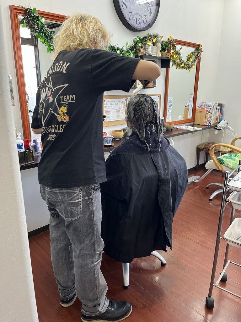 カラー塗布中の様子