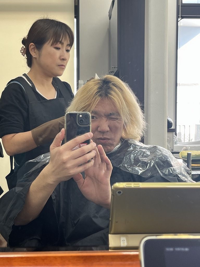 アユにカラーをしてもらっている様子(セルフショット)