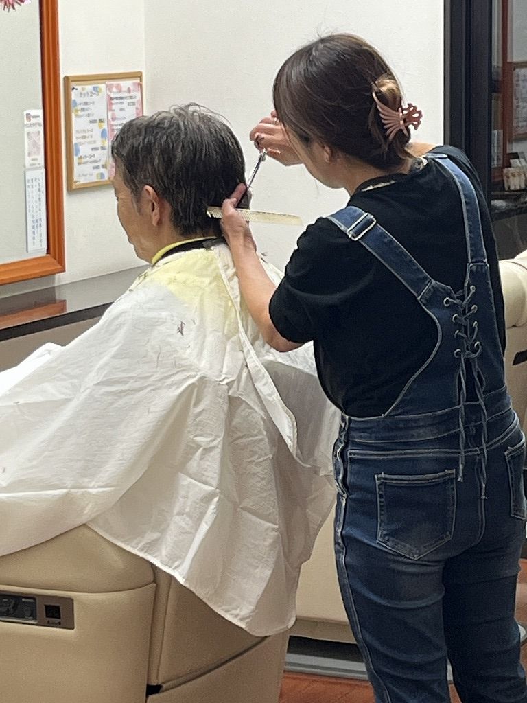 アユがメンズカットをしている様子