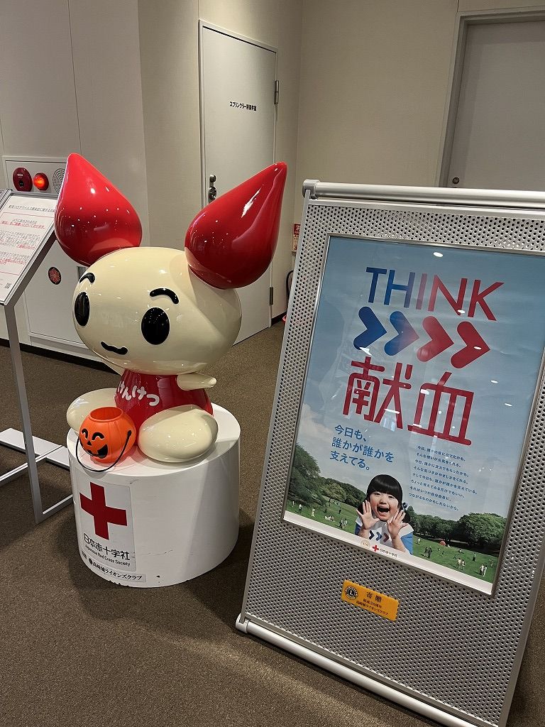 群馬県 高崎献血ルームの入口／献血ポスターとけんけつちゃん