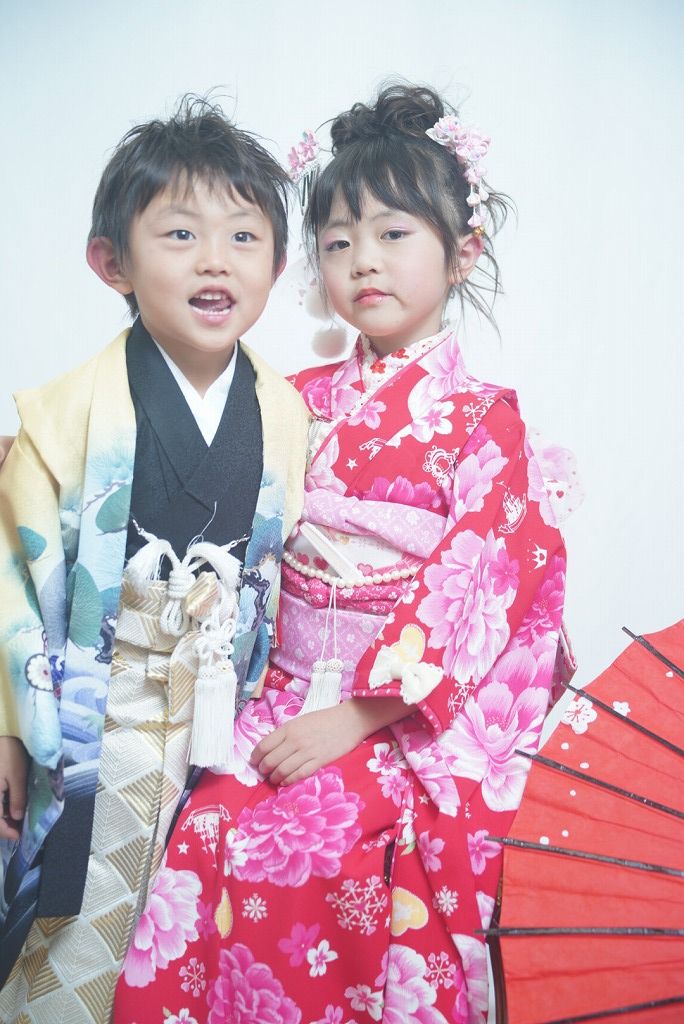 七五三の兄妹ショット。袴とお着物で並んでニッコリ