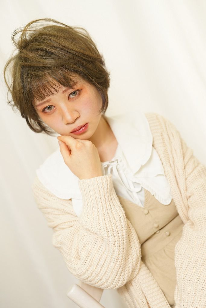 本庄市HairResort Arakで撮影したショートスタイルのサロンモデル写真(ベージュ系コーデ)