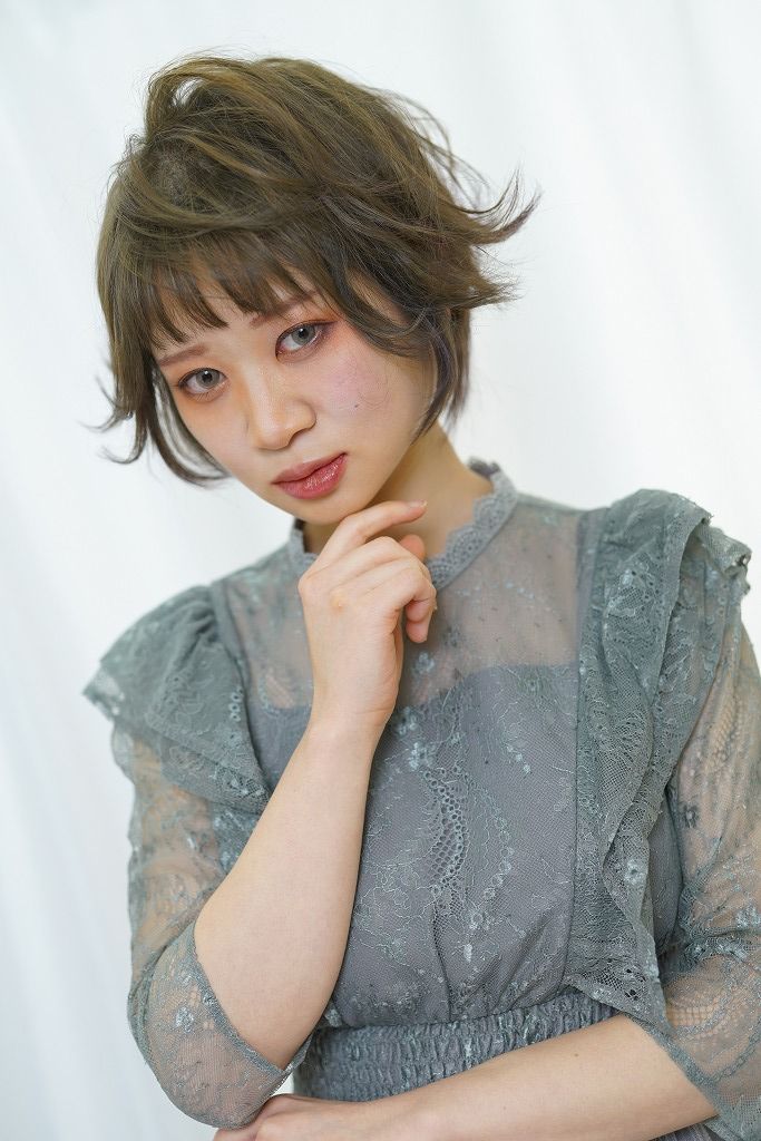 本庄市HairResort Arakで撮影したショートスタイルのサロンモデル写真(グレーワンピース)