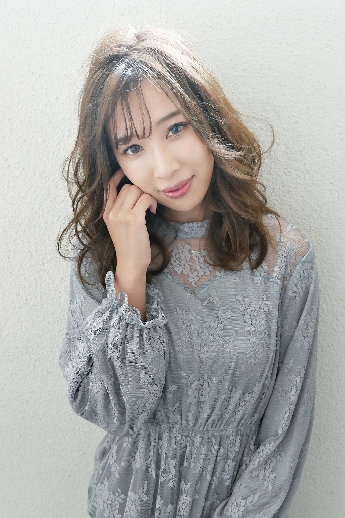 本庄市HairResort Arakで撮影したロングパーマスタイルのサロンモデル写真(グレーワンピース)