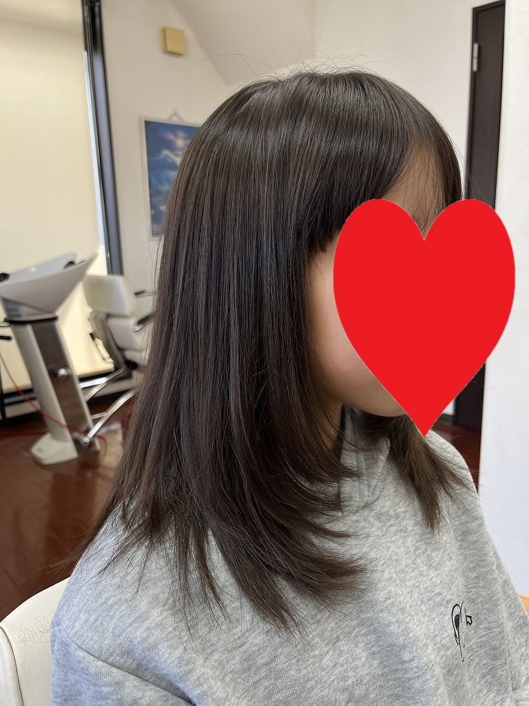 正面のシルエット：顔周りにほどよいレイヤーが入っている様子