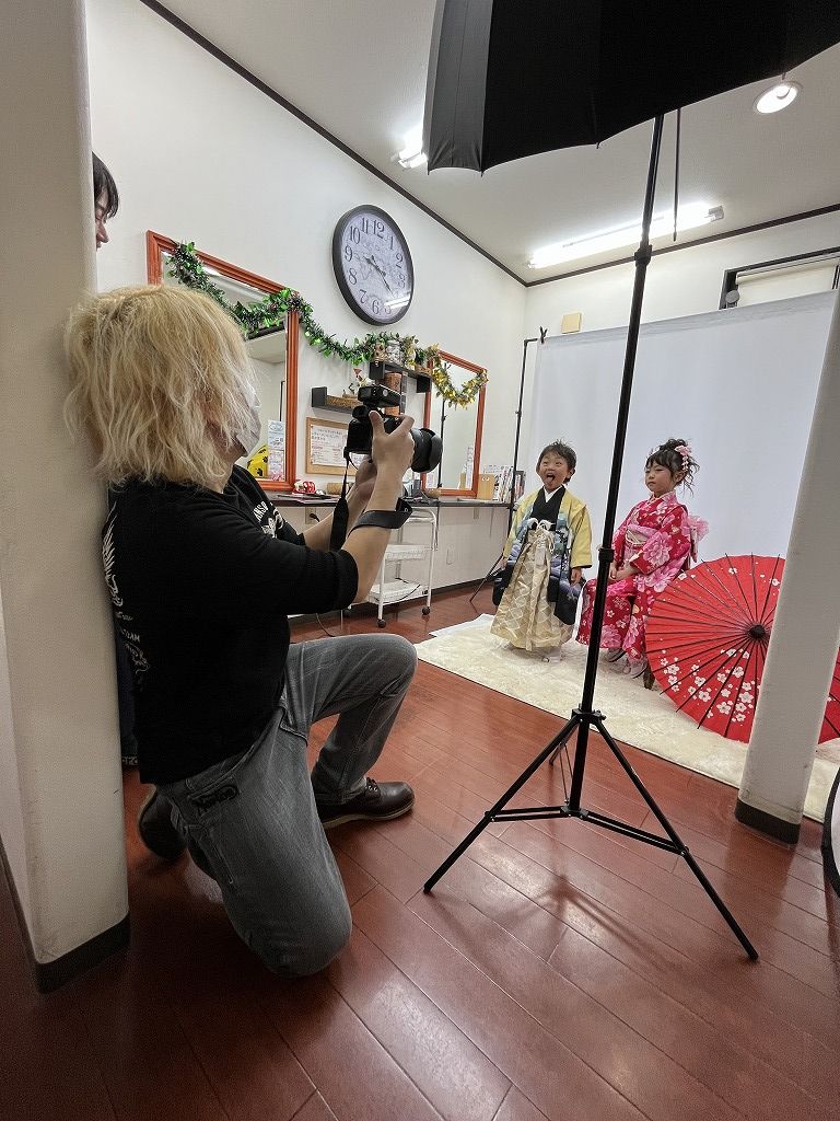 店内スタジオで七五三の兄妹を撮影している様子