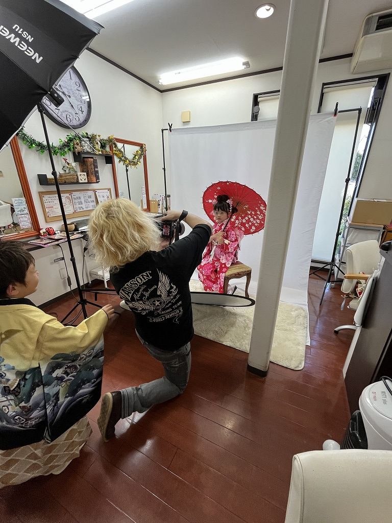 撮影セットの前に座る七五三の女の子