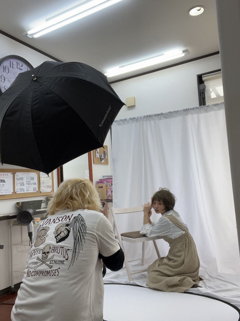 本庄市HairResort Arak店内でのサロンモデル撮影風景(ベージュコーデ)