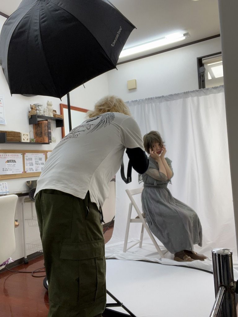 本庄市HairResort Arak店内でのサロンモデル撮影風景(グレーワンピース)