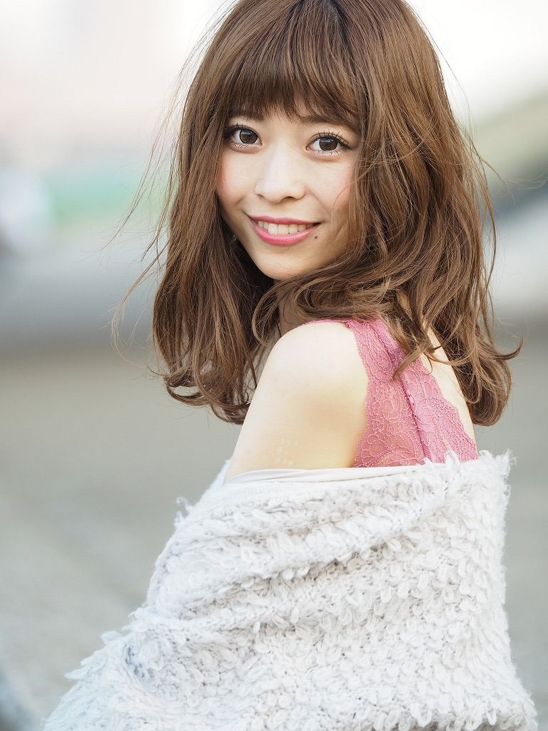 屋外で撮影したサロンモデルのポートレート