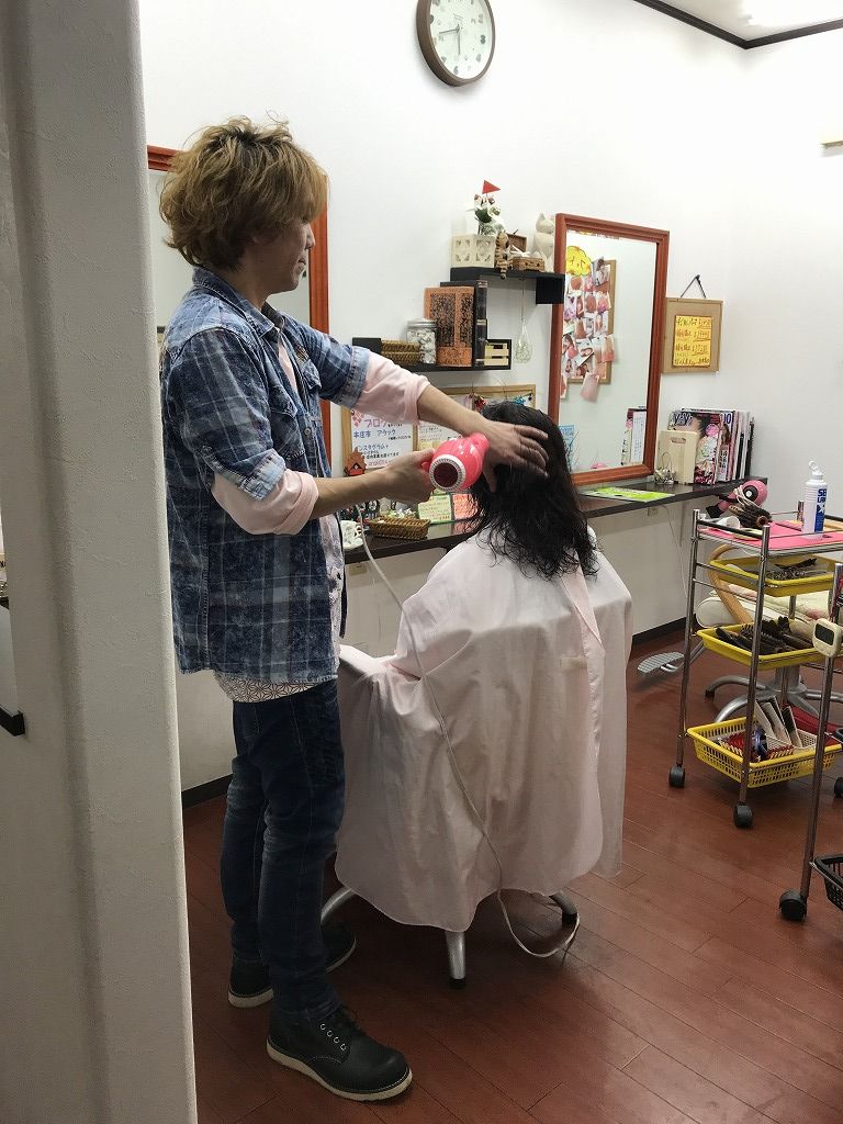 サロンワーク中にブローをしている様子