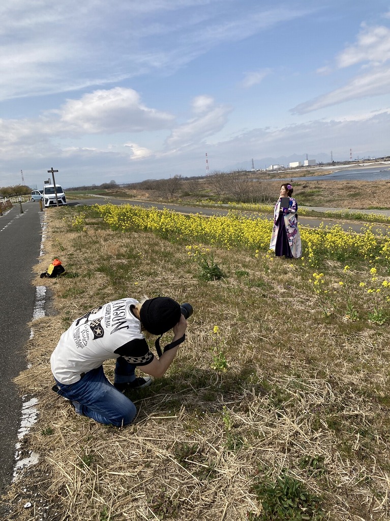 しゃがんで撮影しているカメラマンと袴姿のモデル
