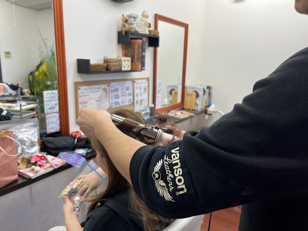 本庄まつり当日の朝、ヘアアイロンで前準備する様子