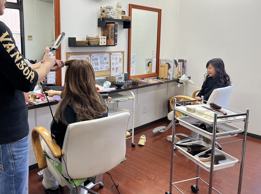 親子でヘアセット中のサロン風景