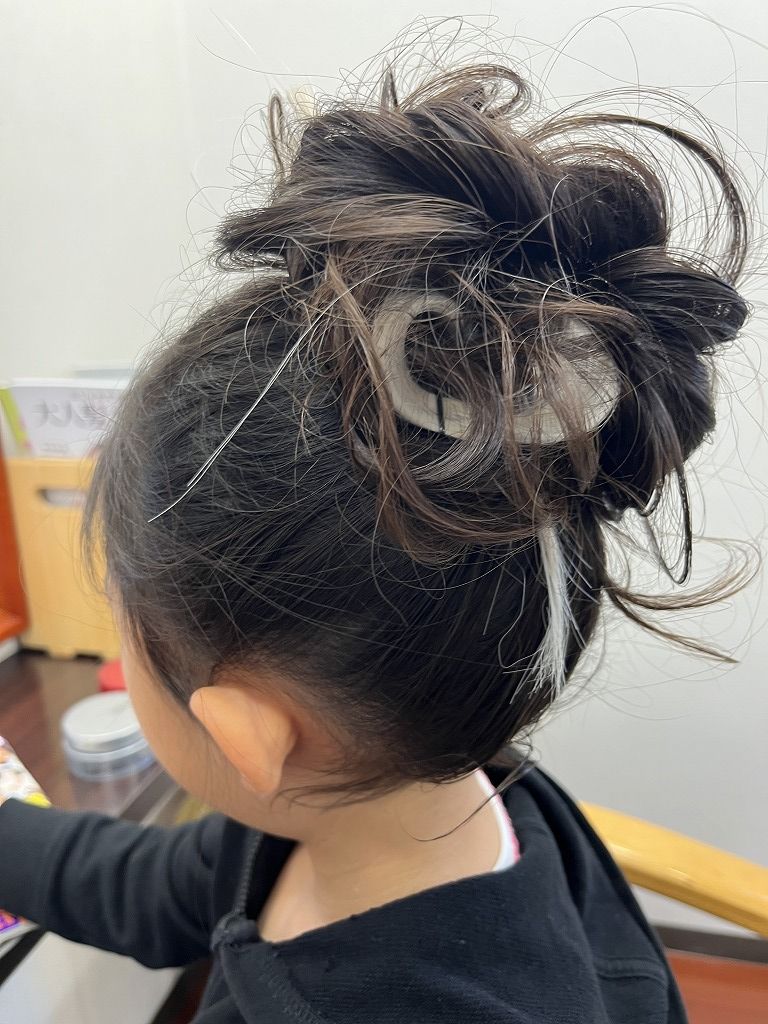 お面の髪飾りをつけた子どものお祭りヘア