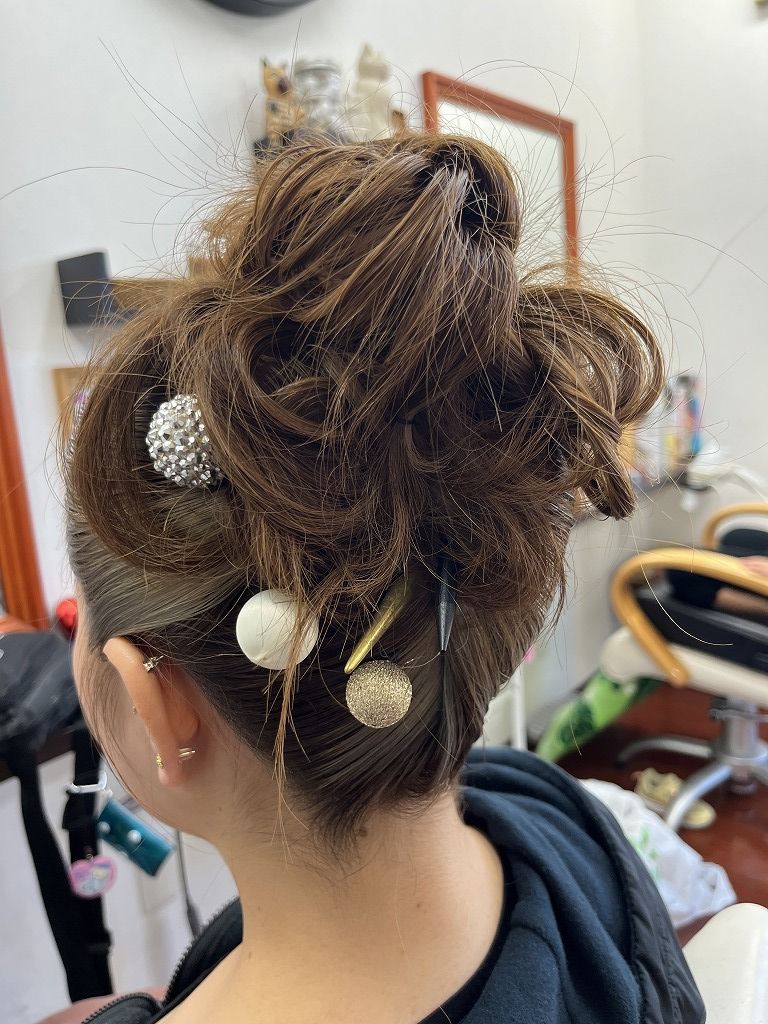 まとめ髪の質感とポイント飾りのディテール