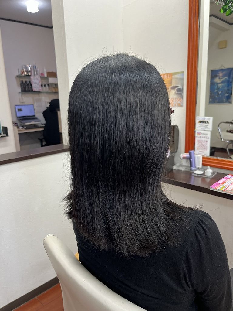 ビフォー：後ろ姿 全体。中間〜毛先にうねりが残り、厚みが出やすい状態