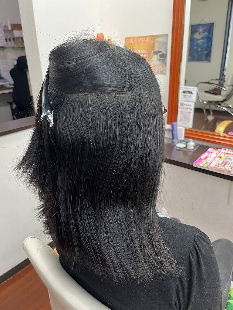 ビフォー：内側のクセ。ねじれが強くボリュームが出やすい