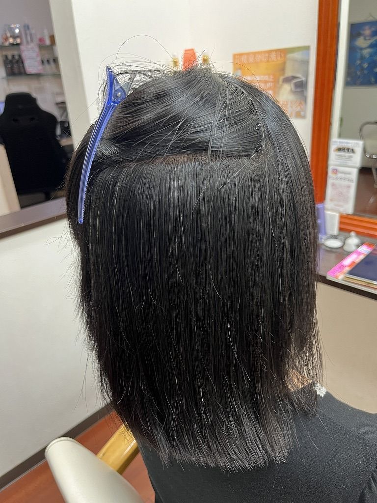 アフター：内側。根元の浮きが収まり、収まりとツヤが均一に