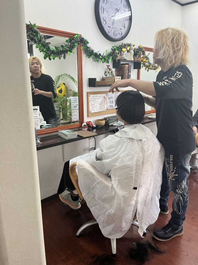 施術中：会話を楽しみながらカット。リラックスした雰囲気