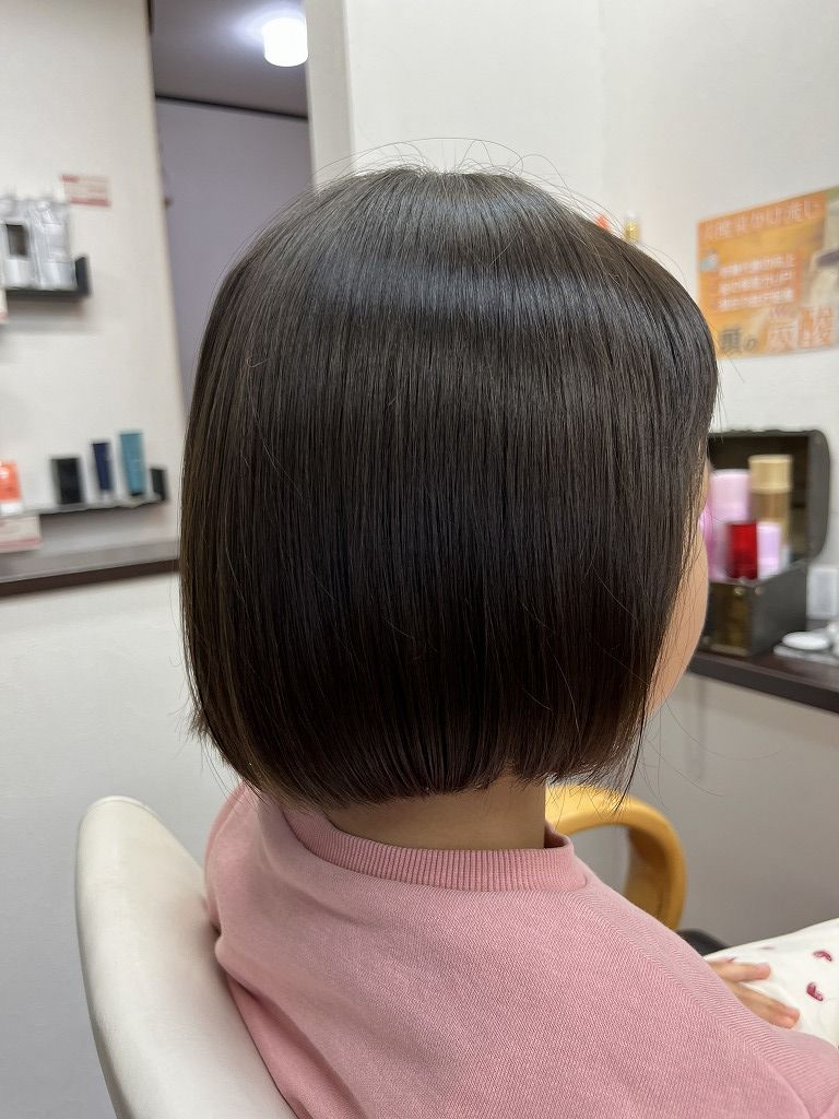 アフター：丸みのあるつやボブ。首元がすっきり見えるシルエット。