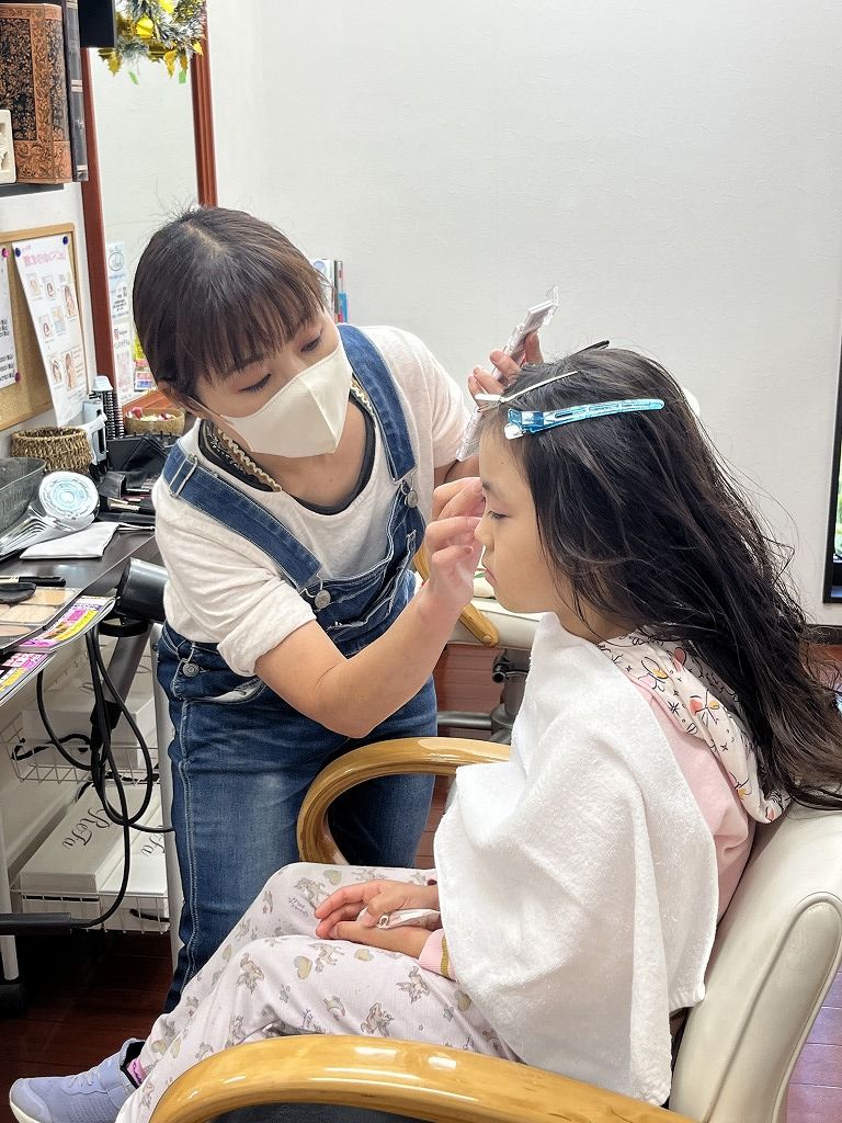 七五三メイクをしている様子