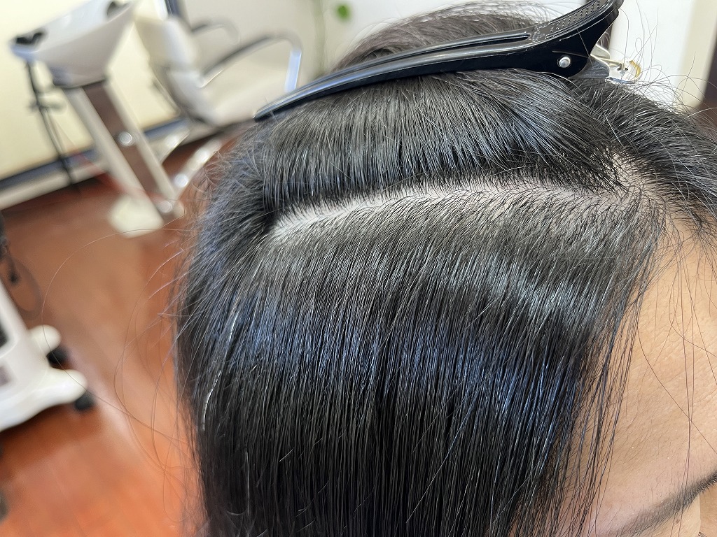 前髪の根元のうねりが収まり自然なストレートになったアフター左側の状態