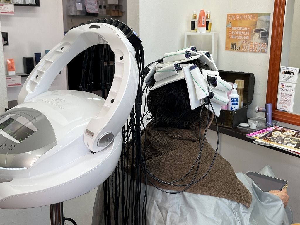 デジタルパーマ機に入っている施術中の様子