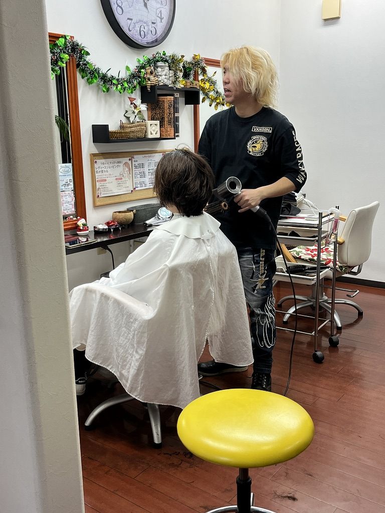 ドライヤーでレイヤーボブを乾かしている様子