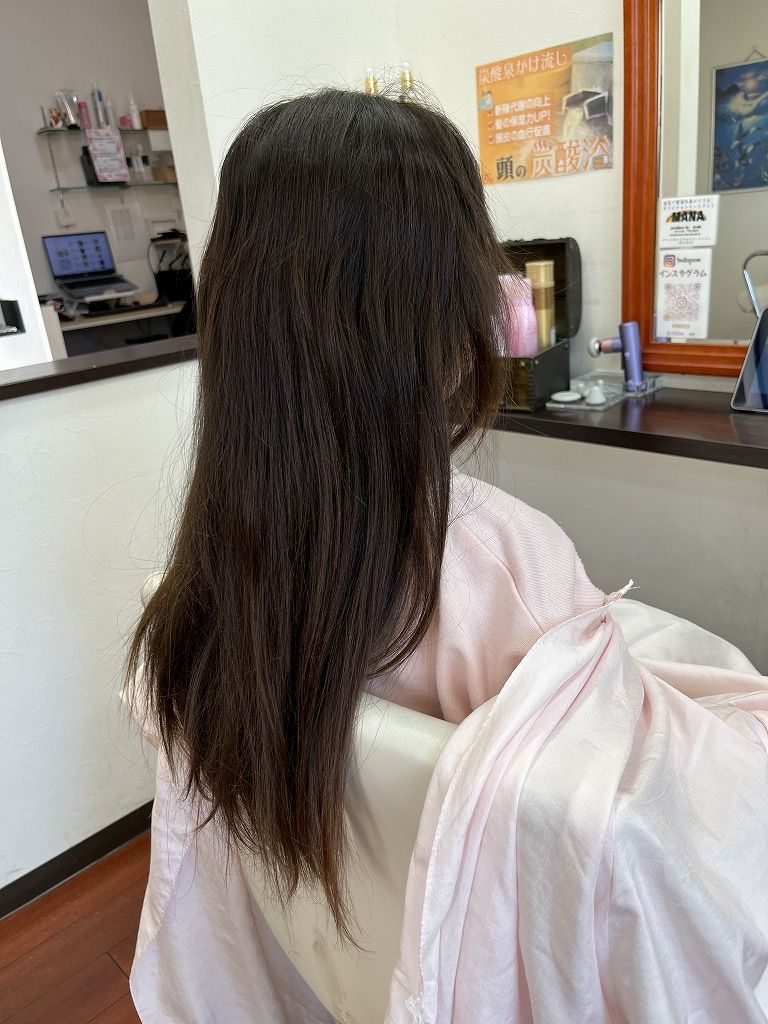 カット前の小学生のお姉ちゃんのロングヘア(ビフォー)