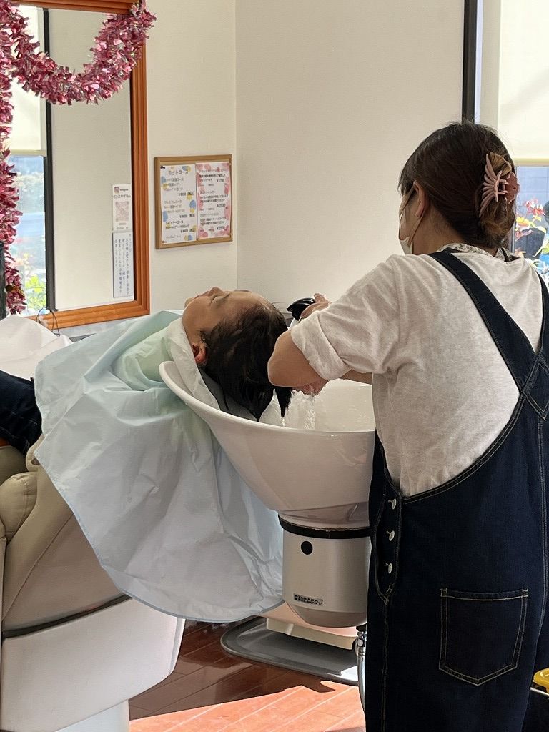 弟くんをアユがシャンプーしている様子