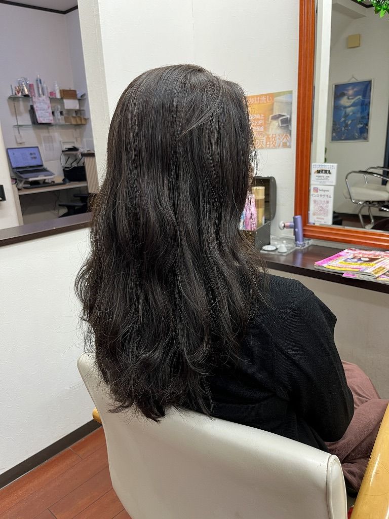 縮毛矯正とデジタルパーマ同時施術前の全体の状態（うねりと広がり）