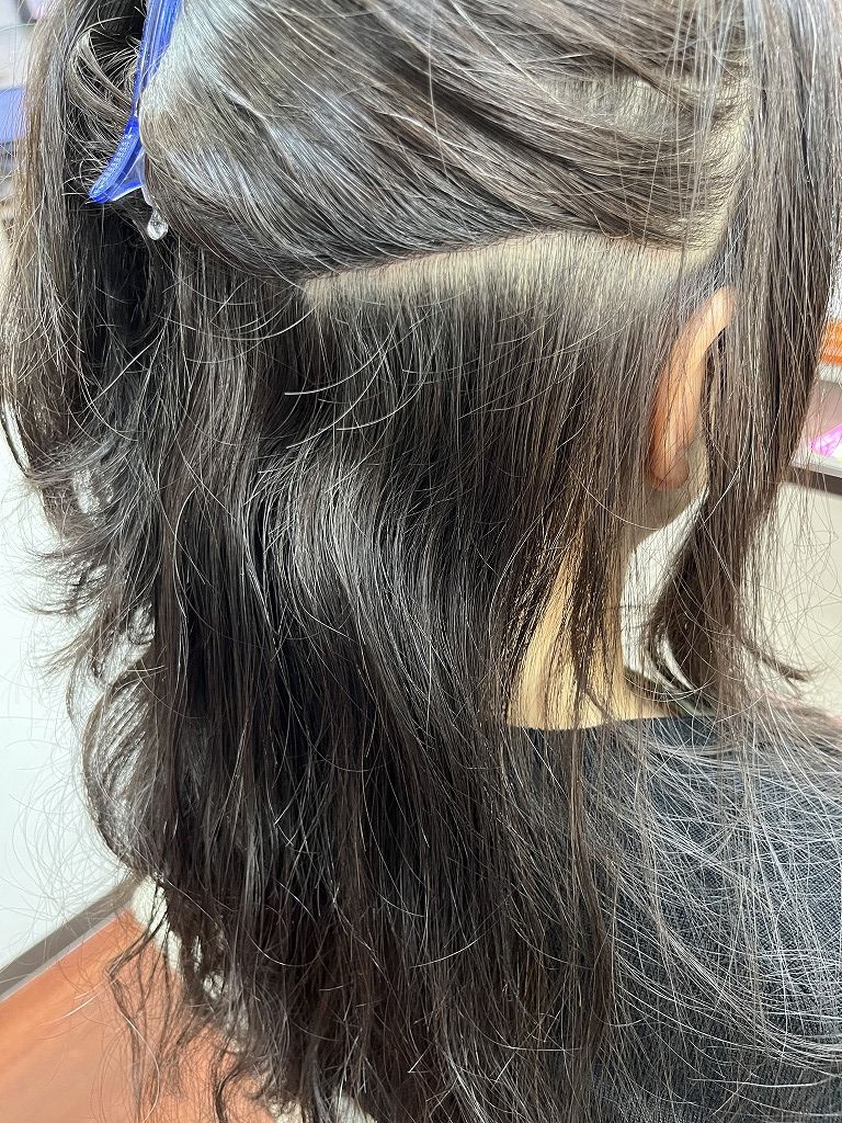 襟足付近の強いクセが出ている様子