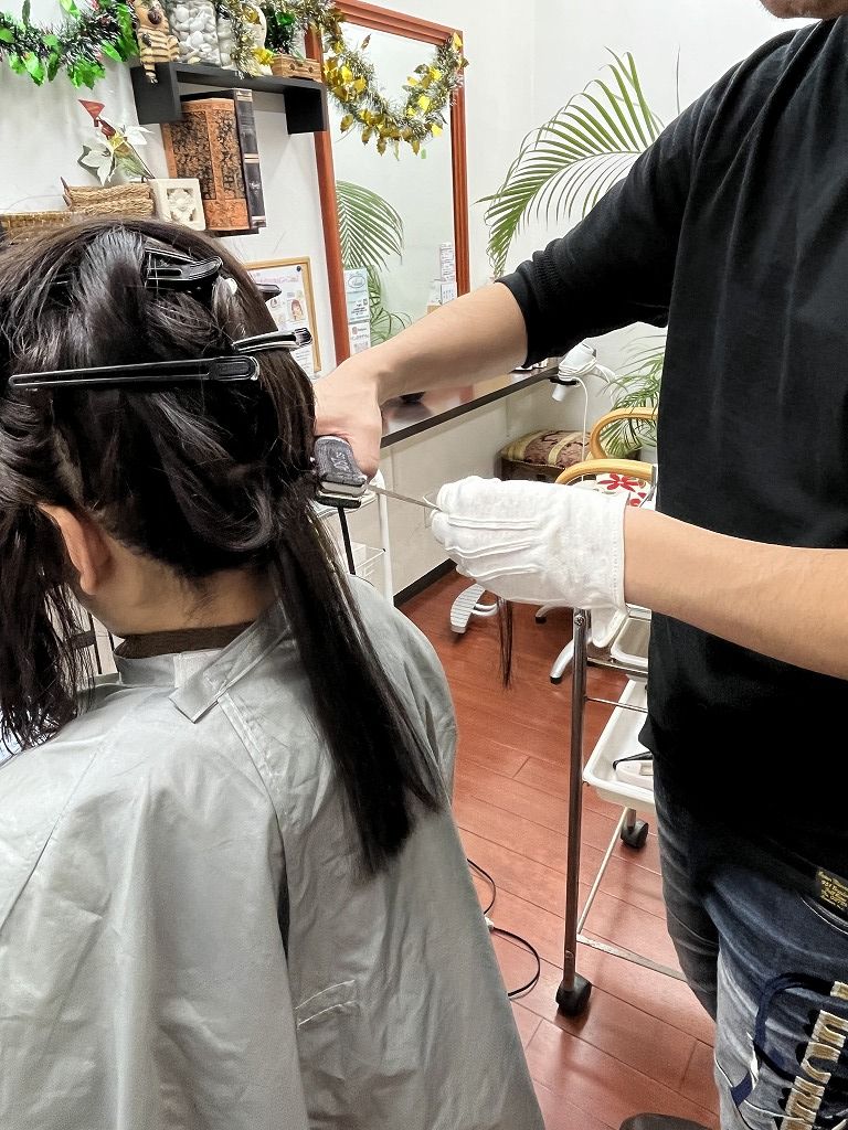 縮毛矯正のアイロン操作中の様子