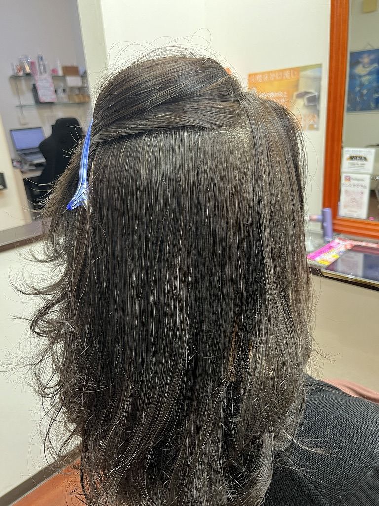 中間部分のアフター。ストレートから毛先のカールへのつながりが自然