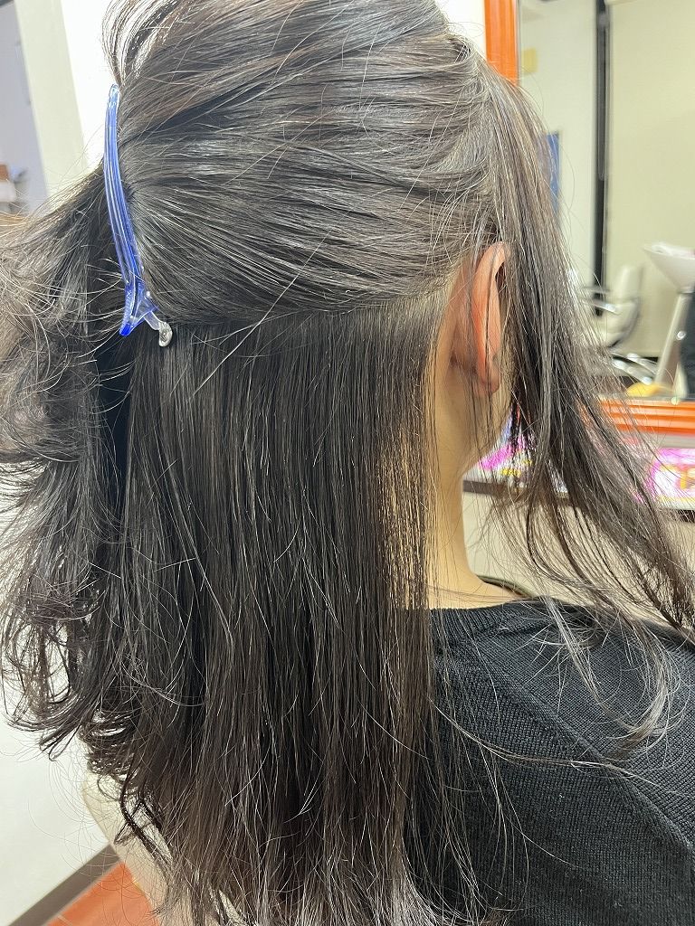 襟足付近のアフター。クセが収まり自然なストレートに