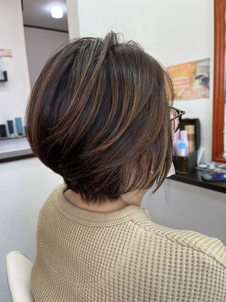 リタッチカラーとレイヤーボブカット後の柔らかい丸みがあるアフタースタイル