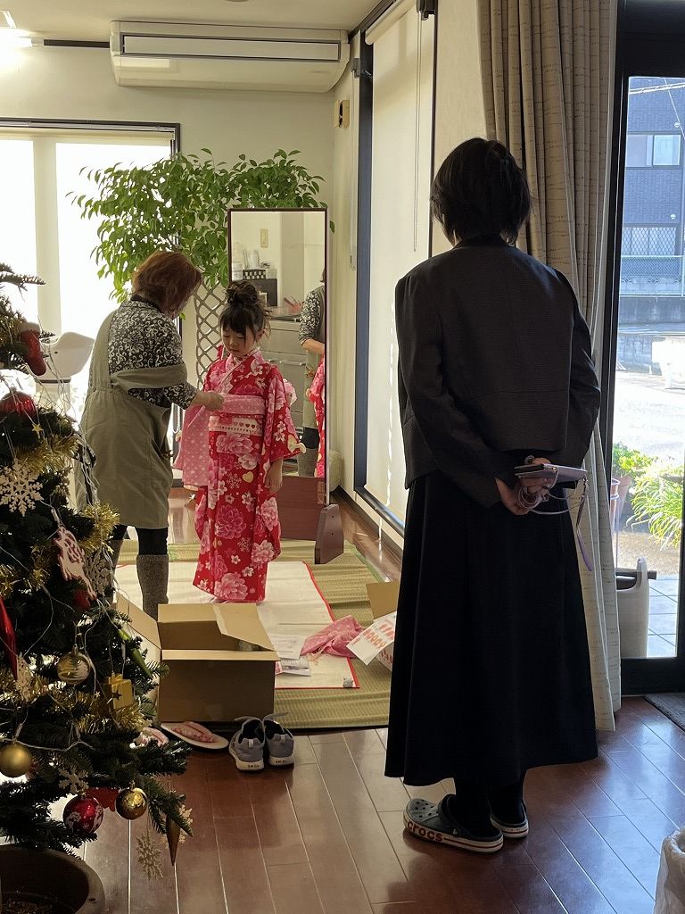七五三の着付けをしている様子