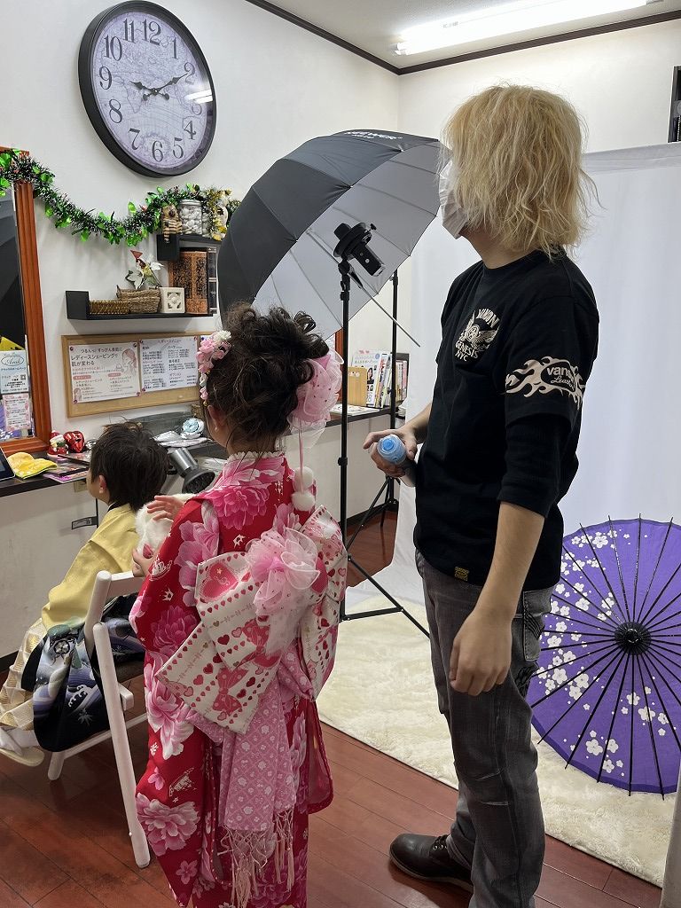 モニターのアニメに夢中で撮影が始まらない写真