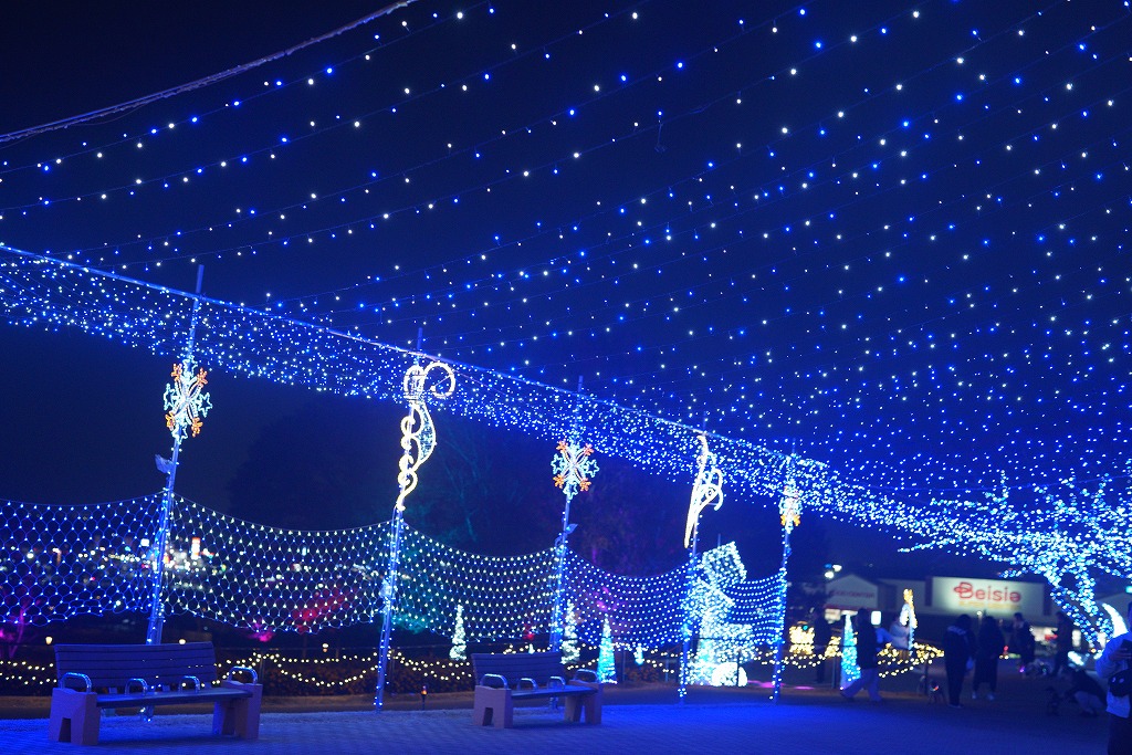 青いLEDのイルミネーションに包まれたトンネルのような光景