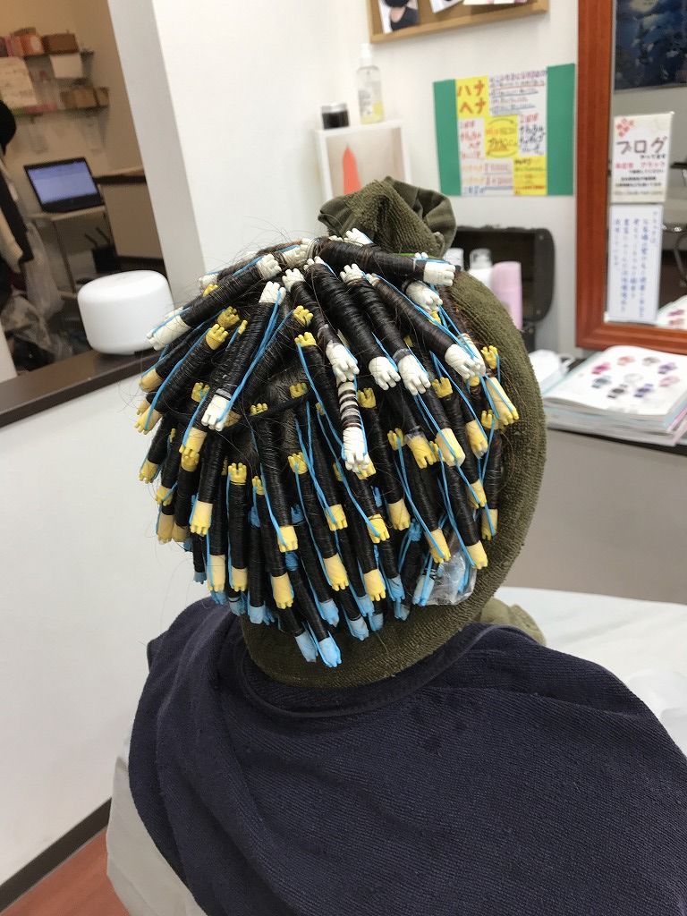 根元まで細いロッドで巻き付けたパーマの状態