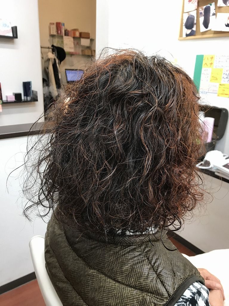 根元からしっかりウェーブが出ているパーマスタイル