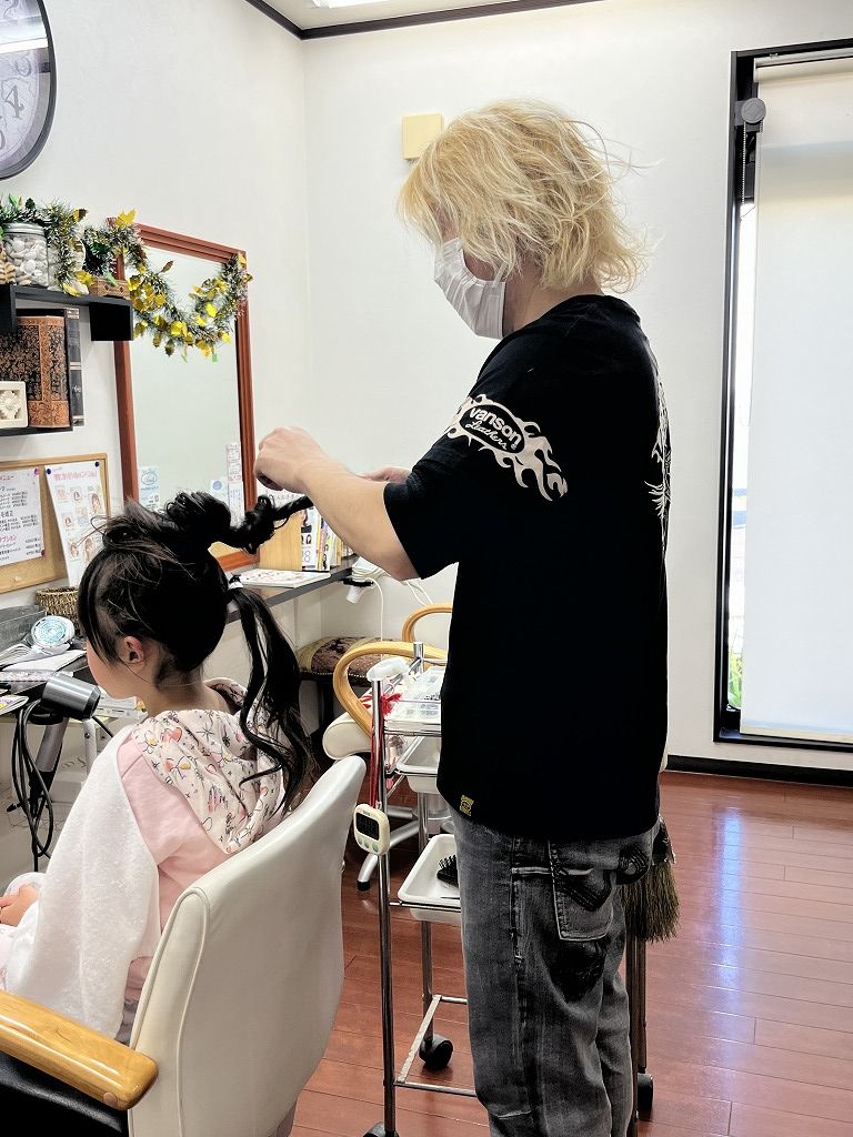 7歳の女の子の七五三ヘアセットをしている様子