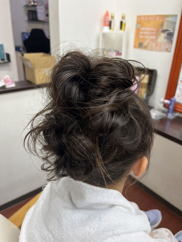 七五三ヘアセットが完成した女の子のバックスタイル