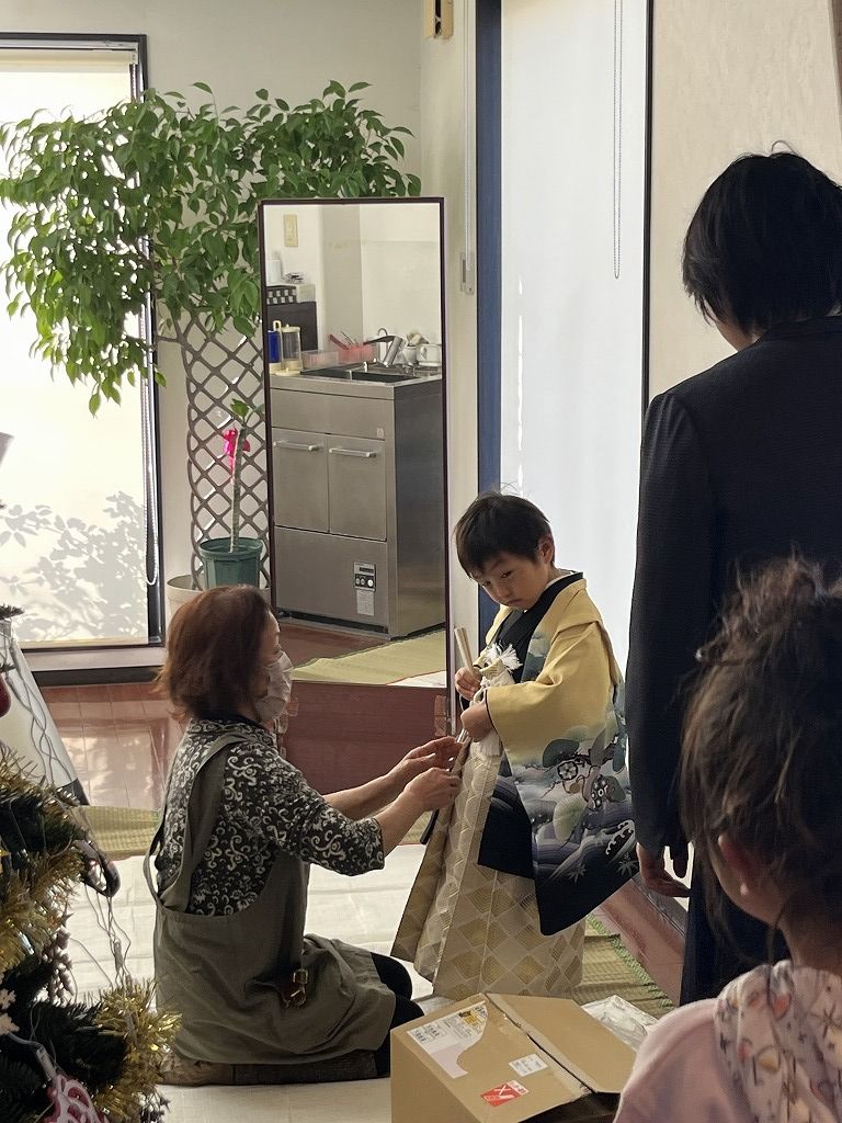 七五三で男の子の着付けをしている様子
