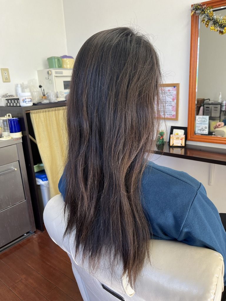 ヘアドネーション前の高校生男子のロングヘアのバックショット