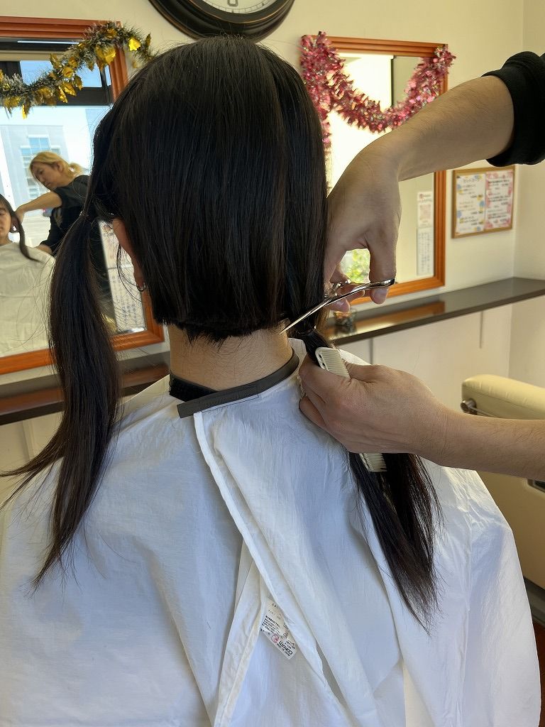 ヘアドネーションのためにバックを短くカットしている途中の様子