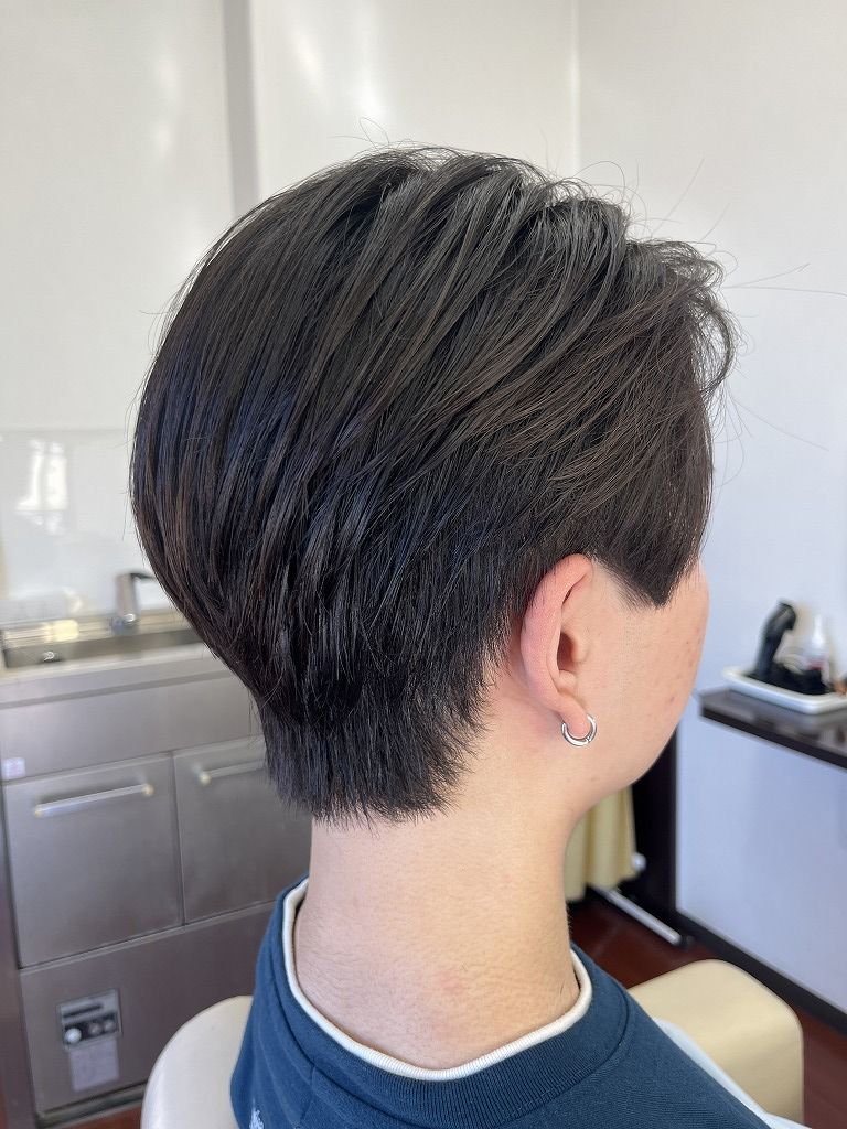 ヘアドネーション後、高校生男子のすっきりショートスタイルのバックショット