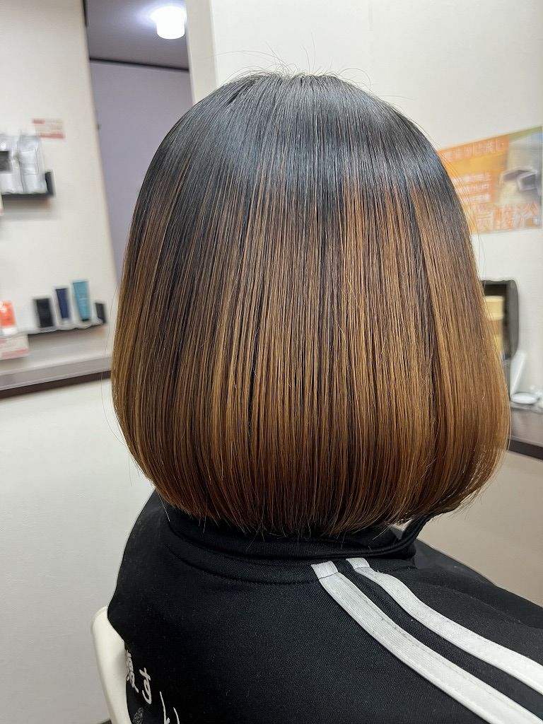 毛先までつるんとまとまる、ハイダメージ毛を感じさせないボブスタイルのアフター写真（斜め後ろ）
