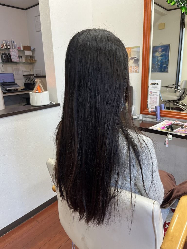 表面は一見まっすぐに見えるロングヘアのビフォー写真